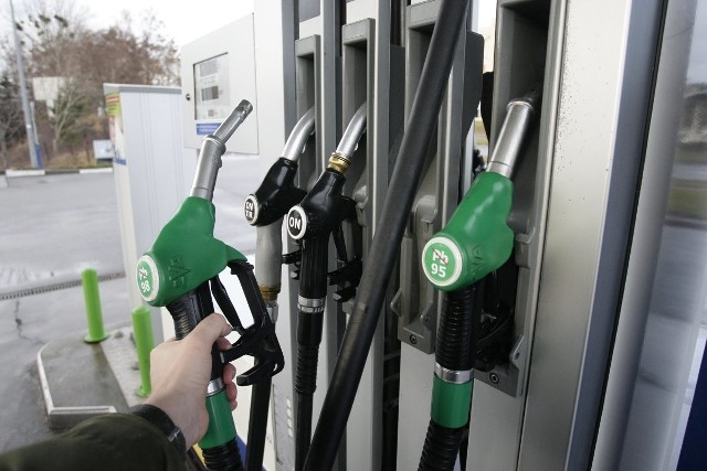 Jak podaje e-petrol.pl od początku maja paliwa na stacjach systematycznie drożeją i w tym tygodniu także zanotowaliśmy podwyżkę detalicznych cen benzyny i oleju napędowego. W drugiej połowie wakacji jest jednak szansa na zatrzymanie tej wzrostowej tendencji.Fot. Grzegorz Mehring