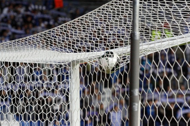 09.09.2011 poznan t mobile ekstraklasa stadion miejski ul bulgarska mecz lech poznan wisla krakow 0:1 nz pilka futbolowka siatka bramka puma fot. marek zakrzewski / polskapresse glos wielkopolski