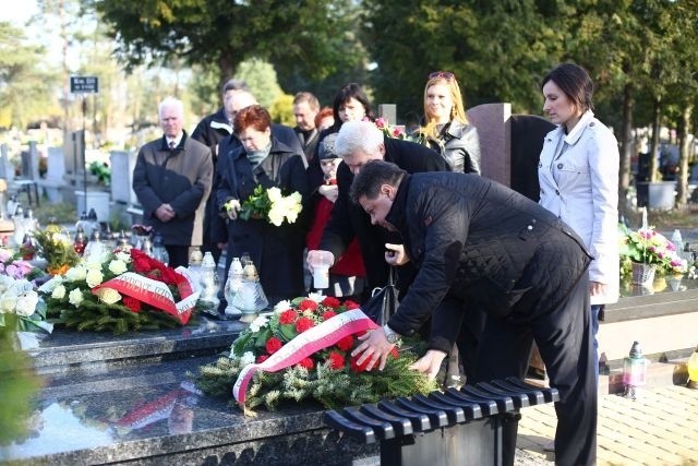 W rocznicę katastrofy kwiaty złożono także na grobie kapitana Artura Ziętka, który zginął pod Smoleńskiem.