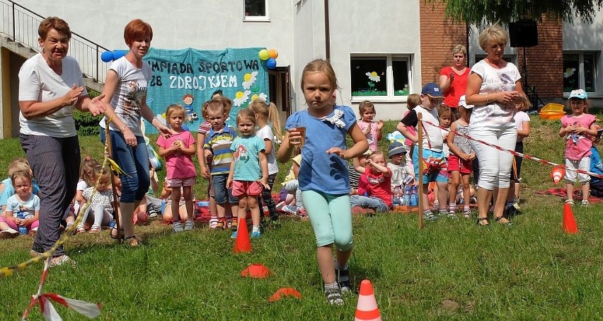 Dzieci zmierzyły się w kilku konkurencjach rekreacyjnych,...