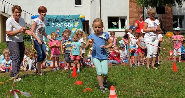 Dzieci zmierzyły się w kilku konkurencjach rekreacyjnych, m.in. był slalom i bieg.