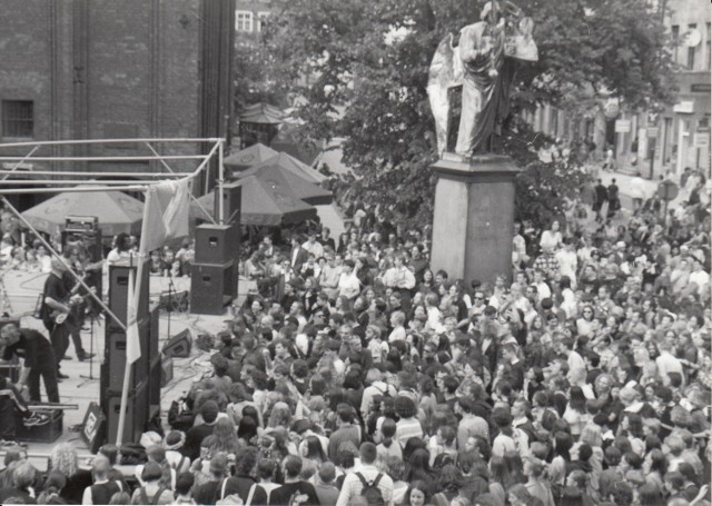 Kolejny raz sięgamy do archiwum "Nowości". Tym razem przyglądamy się toruńskiej kulturze na przestrzeni trzech ostatnich dekad.  Zaglądamy m.in. na Camerimage, Blues Meeting, koncert Republiki, juwenalia, a także na teatralny Kontakt. Zobaczcie na naszych zdjęciach jak bardzo pozmieniali się Marek Żydowicz, Andrzej "Kobra" Kraiński, Henryk Giza, Atrakcyjny Kazimierz i inni.