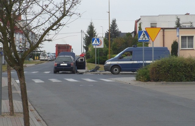 W piątek, 23 września, rano na skrzyżowaniu ulic Topolowej, Prusa i Małej w Zbąszynku doszło do zderzenia volkswagena z fordem. Informację i zdjęcia z tego zdarzenia otrzymaliśmy od Czytelnika Miłosza.- Kierowca volkswagena, jadący od strony ul. Małej nie ustąpił pierwszeństwa kierującej fordem, która jechała ul. Topolową. Doszło do zderzenia - informuje st. asp. Łukasz Szymański ze świebodzińskiej policji. Jak relacjonuje Czytelnik, w volkswagenie odpadło kilka części z przodu, m.in. błotnik i zderzak.Kobieta z forda trafiła do szpitala, gdzie po przebadaniu została zwolniona do domu. Kierowca volkswagena, jak i kierująca fordem byli trzeźwi. Policjanci zakwalifikowali to zdarzenie jako kolizję.Zobacz też: Te drogi w Lubuskiem są najbardziej niebezpieczne [MAPA, WIDEO]