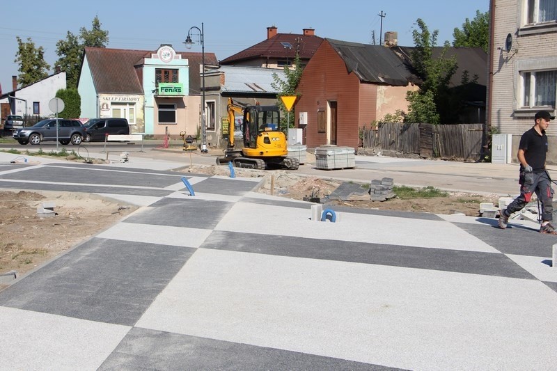 Ekipa budowlana zajęła się też porządkowaniem chodnika...