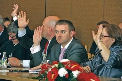 Na pierwszym planie Roman Wcisło, który zdobył w tych wyborach najwięcej głosów ze wszystkich kandydatów do Rady Powiatu. Fot. Bogdan Pasek