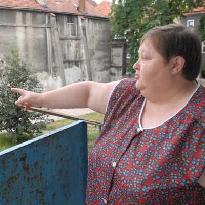- Przez ten śmietnik i otoczenie to człowiekowi nawet na balkon wyjść się nie chce - mówi Krystyna Raczyńska