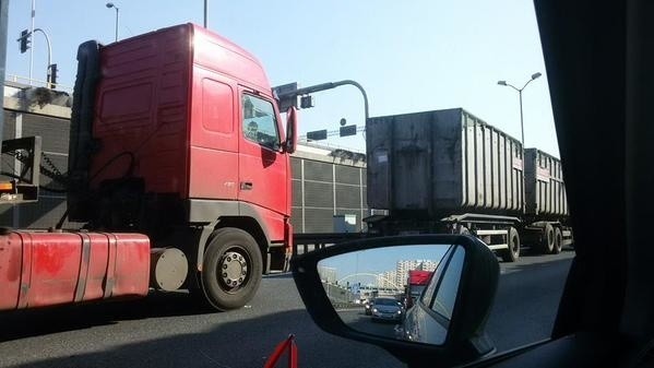 Wypadek w Katowicach: Tunel w Katowicach zamknięty. Zderzenie 3 samochodów ciężarowych. Jedynym sposobem na szybkie objechanie korka jest skorzystanie z autostrady A4