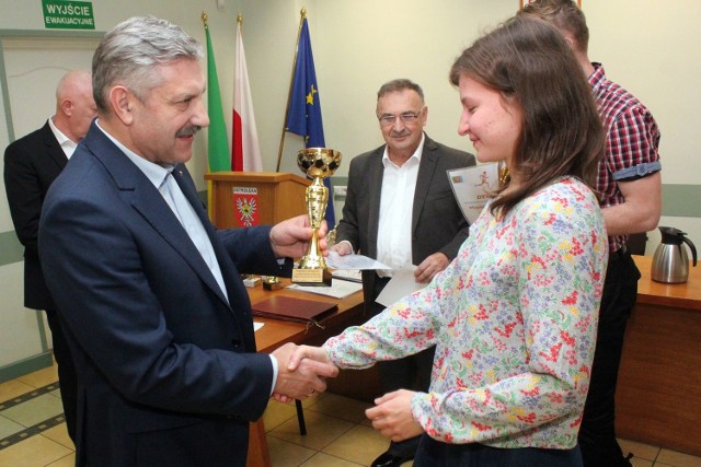 Przewodniczący rady miasta Jerzy Grabowski gratuluje sukcesów Weronice Dworeckiej