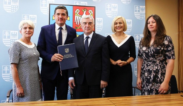 Wójt gminy Obrazów Krzysztof Tworek podpisał umowę z marszałkiem Andrzejem Bętkowskim i wicemarszałkiem Renatą Janik.