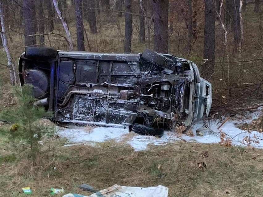 Wypadek w powiecie szczecineckim. Dachowało auto [ZDJĘCIA]