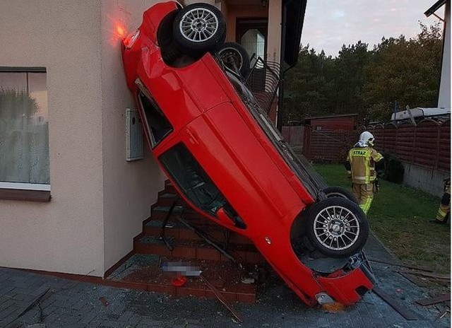 Niektóre ze zdarzeń drogowych potrafią.... zaskoczyć. Do takiego doszło w miejscowości Chałupy w województwie pomorskim. Fot. Policja.pl