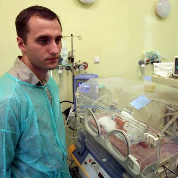 - Jestem przerażony, że mój urodzony w 26. tygodniu synek będzie musiał być ewakuowany - mówi Krzysztof Wojsa z Tarnobrzega. - Nie winię jednak lekarzy, tylko władze na górze.