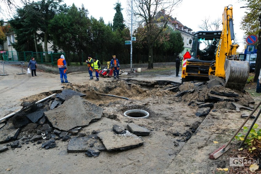Awaria wodociągu na ul. Granitowej w Szczecinie usunięta. Do kiedy potrwa naprawa jezdni? [ZDJĘCIA]