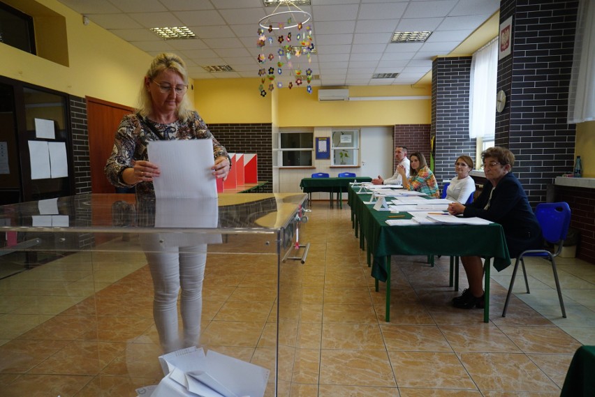 Głosowanie w obwodowej komisji wyborczej nr 1 Skokach. Lokal...