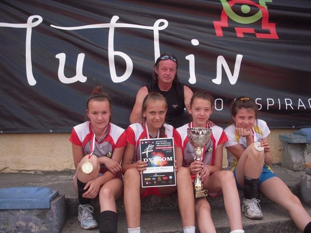 Drużyna MUKS Trzynastka Radom zwyciężyła w finale turnieju Kinder+Sport, nieoficjalnych mistrzostw kraju w minisiatkówce.