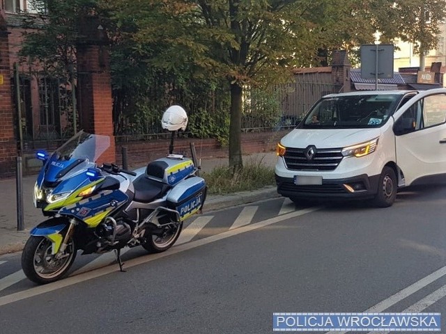 Zgłoszenie o niecodziennej sytuacji przyjęli wrocławscy policjanci, którzy niezwłocznie ruszyli motocyklami na autostradę