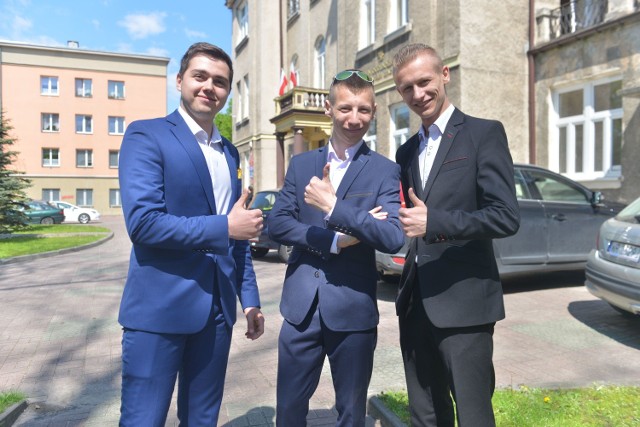 Maturzyści: Mateusz Soból, Mikołaj Machnio i Damian Machnio zadowoleni byli ze swoich osiągnięć na egzaminie pisemnym z matematyki