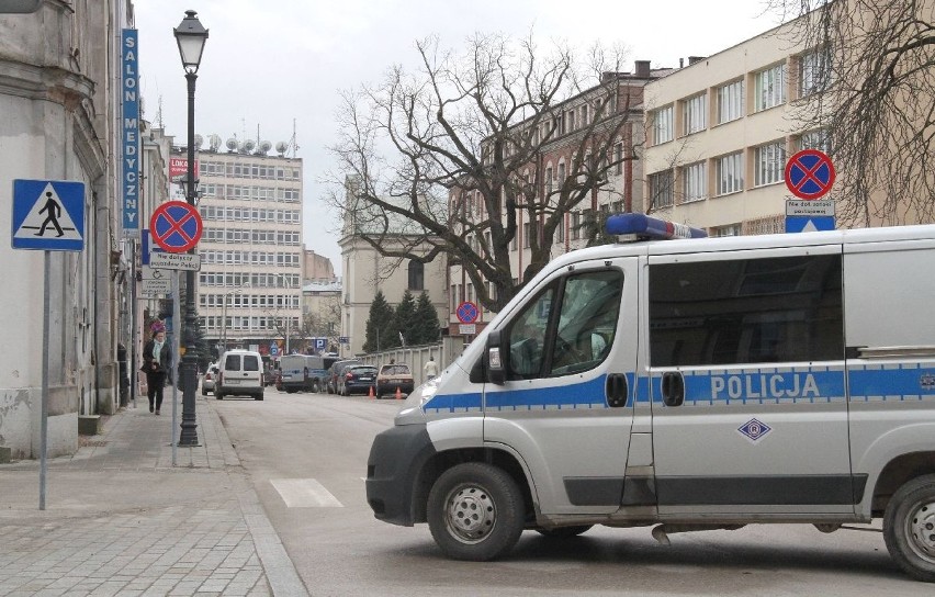 Przed komendą policji w Kielcach palił się człowiek. Policjanci ruszyli na pomoc