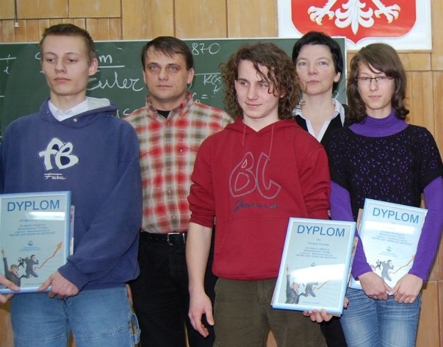 Laureaci, od lewej: Grzegorz Lęcki, Tomasz Gródek i Magdalena Tyniec. Obok nauczyciele matematyki Mieczysław Knutelski i Wioletta Łygas oraz Bogdan Bajorski (w środku).