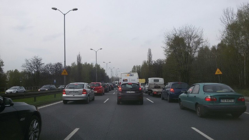 Wypadek w Katowicach. Tworzą się spore korki na S86 i DTŚ