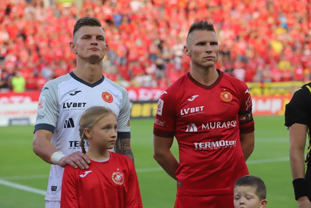 Marcin Robak i Patryk WolańskiWidzew w ostatnich sezonach nie przywiązywał wagi do tych rozgrywek. Teraz kiedy zapowiadał, że poważnie do nich podejdzie, los przydzielił mu najtrudniejszego z możliwych rywali - lidera tabeli ekstraklasy Śląsk Wrocław. Przed laty obie drużyny decydowały o mistrzostwie Polski, a w 1982 roku niestrzelony przez wrocławian karny w meczu z Wisłą Kraków dał mistrzowski tytuł Widzewowi.CZYTAJ DALEJ NA KOLEJNYM SLAJDZIE