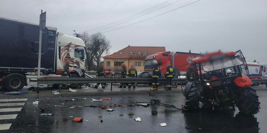 Koszmarny wypadek na DK 81 w Ochabach Małych: ciężarówka zderzyła się z traktorem, są duże utrudnienia ZDJĘCIA 