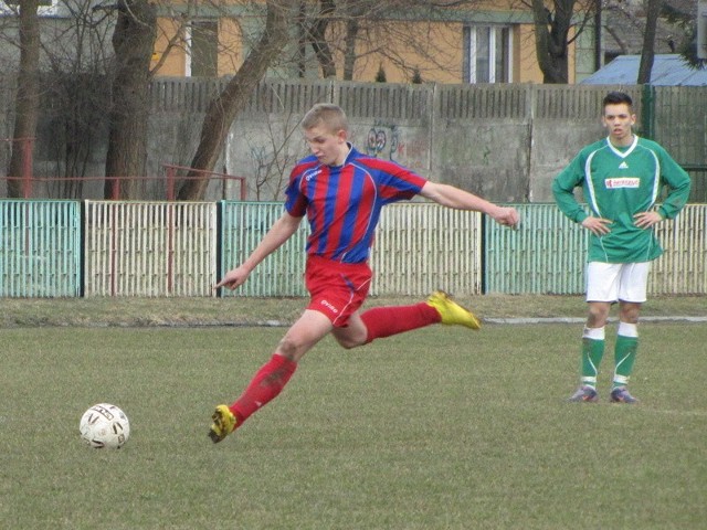 Gol zdobyty przez Grzegorza Tymińskiego (w pasiastej koszulce) dał drużynie z Ostrowi 3 punkty.