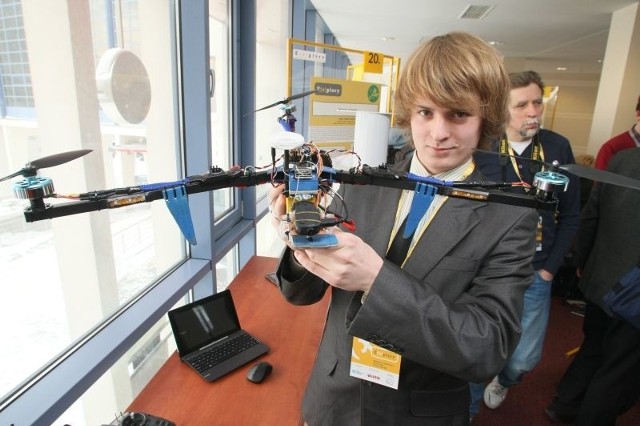 Maciej Sady z Zespołu Szkół Technicznych imienia Ignacego Mościckiego w Tarnowie prezentuje drona służącego do badania niebezpiecznego terenu.