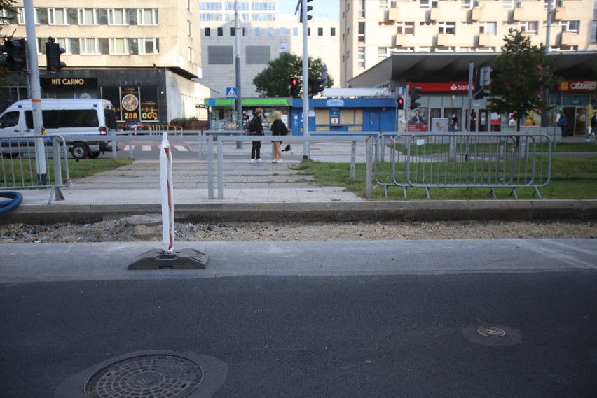 Katowice. Zwężenie na alei Korfantego. Jezdnia od ronda do...