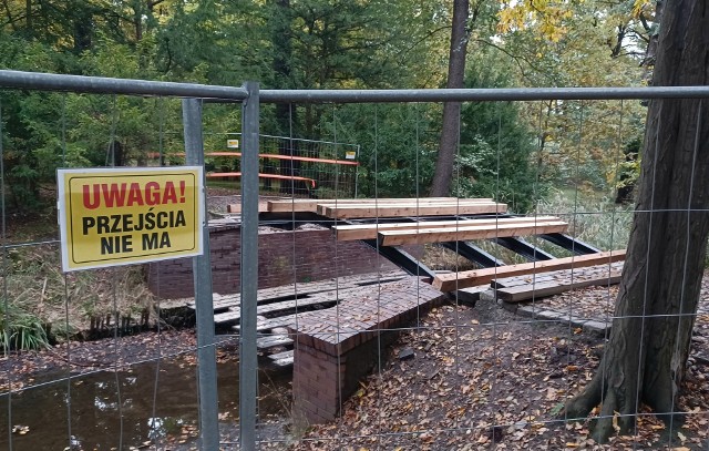Znany mostek w parku Szczytnickim został rozebrany. Sprawdzamy, dlaczego i kiedy będzie można nim przejść.