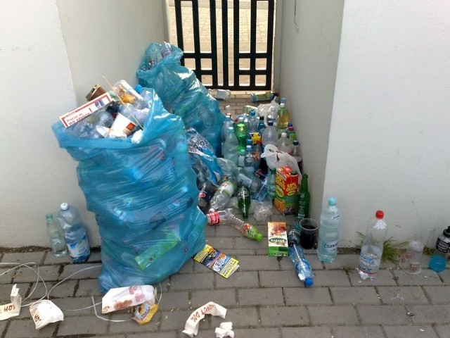 W ten sposób ochroniarze złożyli skonfiskowane przed meczem napoje. Po zakończeniu spotkania zostały tu tylko śmiecie i otwarte butelki.