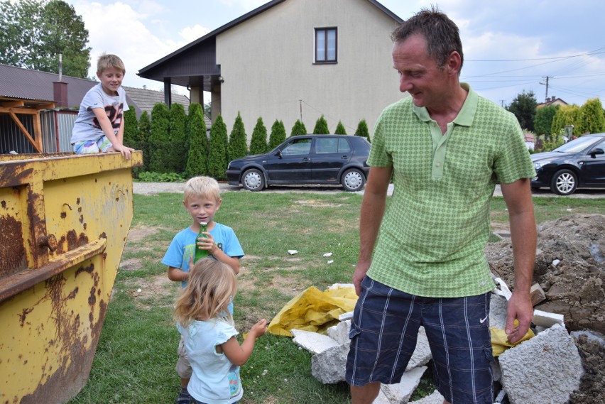 Remontują dom dla samotnego ojca i piątki jego dzieci