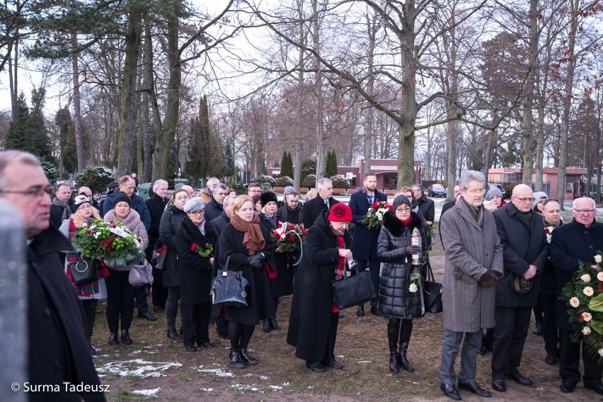 Stargard. Druga rocznica śmierci prezydenta. Kwiaty i znicze na grobie Sławomira Pajora