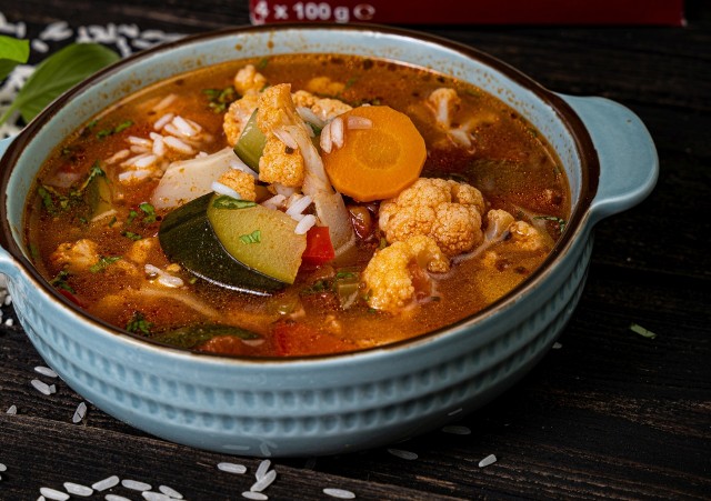 Letnia zupę z kalafiorem, cukinią, marchewką i ryżem to pomysł na zdrowy obiad.