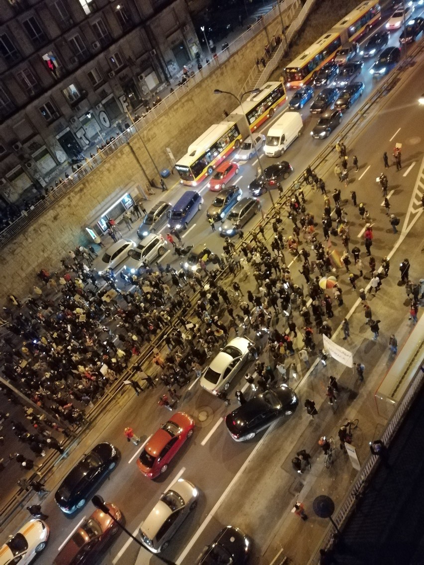 Strajk Kobiet znów protestuje w Warszawie. Manifestacja przed MEN i żądania dymisji Przemysława Czarnka, zablokowana Trasa Łazienkowska