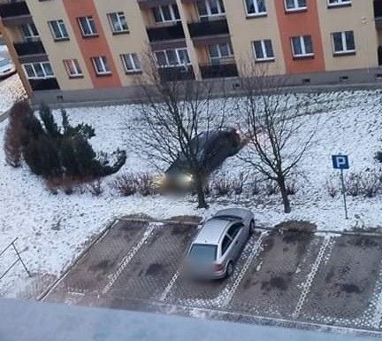 Łomża. Pijany kierowca BMW nie mógł utrzymać w drodze. 74-latek jeździł po trawniku i uderzył w blok (zdjęcia, wideo)