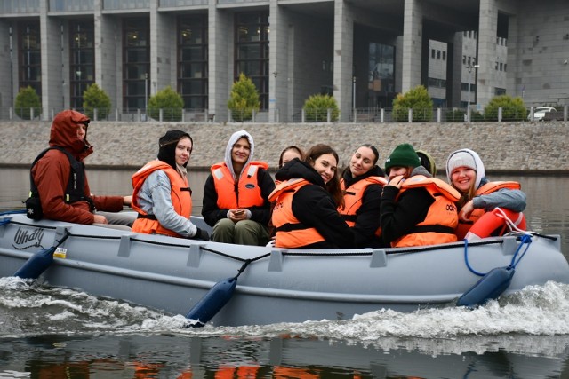 Wspólne sprzątanie rzek Wrocławia. W sobotę chętni mieszkańcy pomagają sprzątać Odrę z kajaków. Zobacz zdjęcia!
