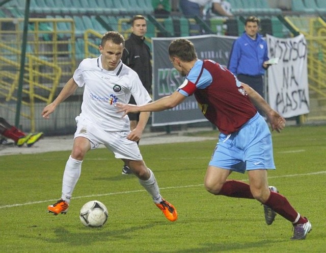Krzysztof Janus (z piłką) zdobył dla KS Polkowice gola na wagę trzech punktów.