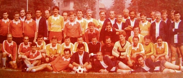 W 1990 roku w Miechowie spotkali się na turnieju towarzyskim oldboje Pogoni (żółte stroje), Proszowanki (biało-niebieskie) i Błekitnych Kielce (pomarańczowe).