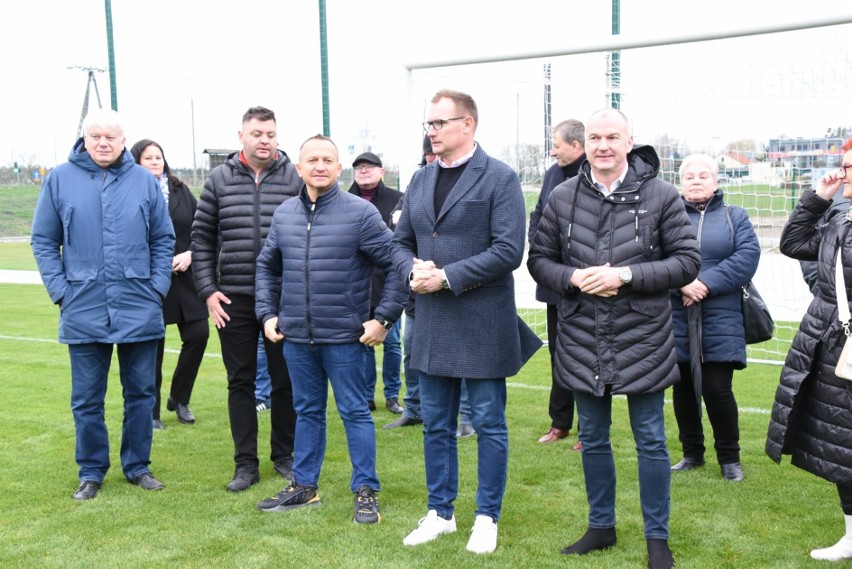 W Jedlińsku otwarto nowe boisko. Miejscowy GKS Drogowiec ma powody do radości. Zobacz zdjęcia