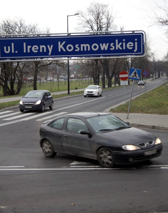 Od kwietnia z ul. Kosmowskiej nie można skręcić w lewo, w ul. Północną. Zakaz nie dotyczy tylko autobusów komunikacji miejskiej