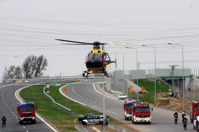 Wypadek na S8 miał miejsce po godz. 8 rano, na wysokości miejscowości Potok - między węzłami Złoczew i Sieradz Południe. Jak poinformowali nas strażacy, na pasie wiodącym w kierunku Łodzi samochód osobowy uderzył w bariery energochłonne.W wypadku ranne zostały dwie osoby. Jedna z nich zakleszczona została w rozbitym pojeździe. Uwolnili ją przybyli na miejsce strażacy.Czytaj na kolejnym slajdzie