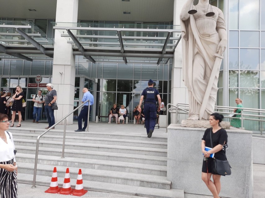 Alarm bombowy w sądzie w Radomiu! Była ewakuacja, na miejscu pracowały służby. Zobacz nowe zdjęcia