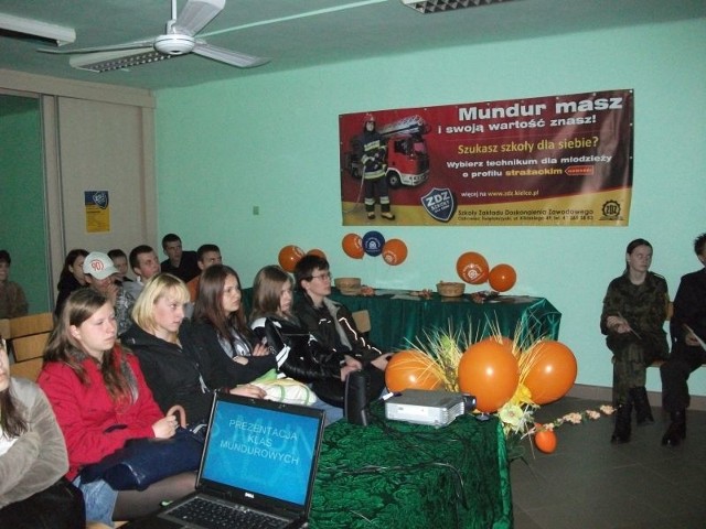Gimnazjaliści podczas prezentacji multimedialnej w ostrowieckim Niepublicznym Technikum dla Młodzieży Zakładu Doskonalenia Zawodowego.