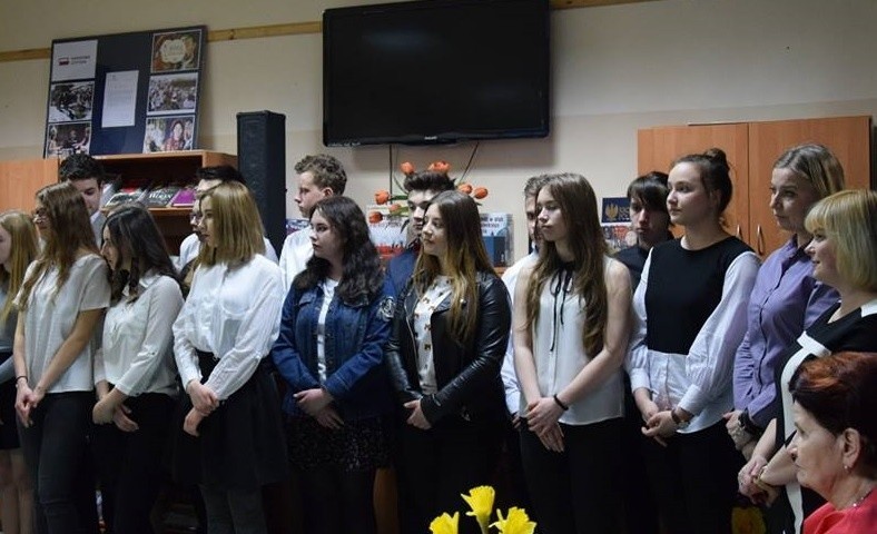Licealiści ze Staszowa zorganizowali spotkanie poetyckie "Wiosna, ach to ty!". Recytowali wiersze i śpiewali [ZDJĘCIA]