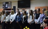 Licealiści ze Staszowa zorganizowali spotkanie poetyckie "Wiosna, ach to ty!". Recytowali wiersze i śpiewali [ZDJĘCIA]