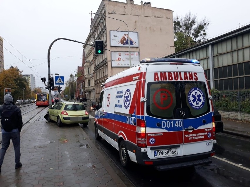 Wypadek dwóch samochodów na Grabiszyńskiej. Auto uderzyło w słup (ZDJĘCIA)