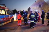Wypadek w Polskiej Nowej Wsi. Ogień w domu jednorodzinnym. Lokator, który próbował go gasić został ciężko poparzony