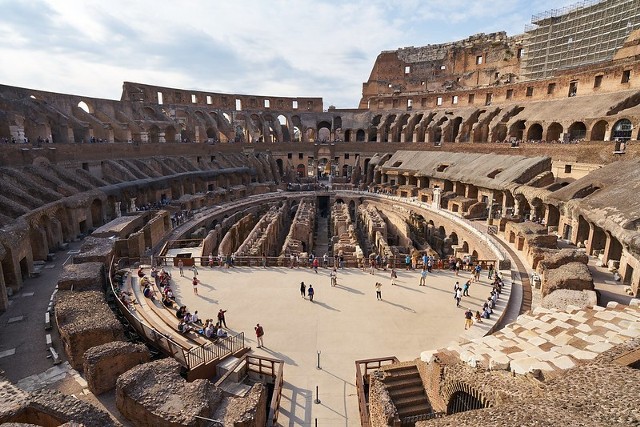 CC BY 2.0Koloseum to najsłynniejsza atrakcja Rzymu – z każdej strony miejsce to otaczają długie kolejki do wejścia.