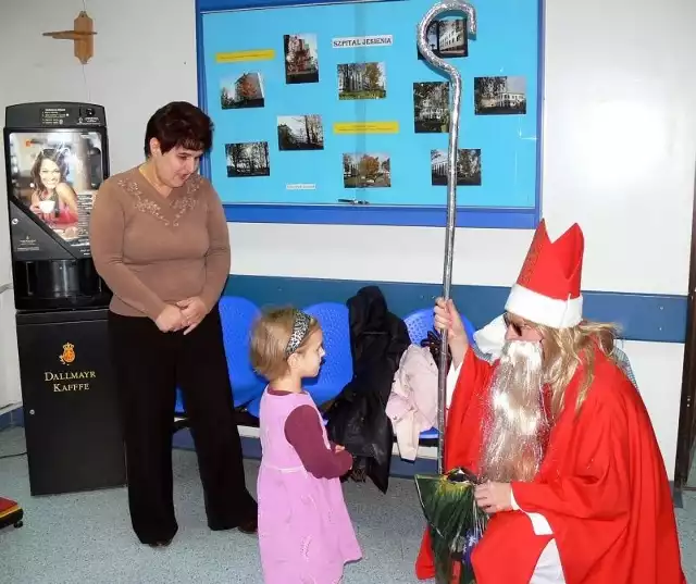 Święty Mikołaj odwiedził w niedzielę małych pacjentów Szpitala Wojewódzkiego w Tarnobrzegu.